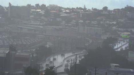 Advertencia-De-Inundación-Emitida-Cuando-Las-Tormentas-Azotan-El-Sureste-De-Queensland,-Clima-Severo,-Fuertes-Lluvias,-Ha-Llegado-La-Temporada-De-Verano-Salvaje,-Ciudad-De-Brisbane,-Australia,-Visión-Borrosa