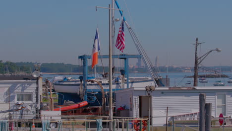 Barrons-Boatyard-in-New-York-on-a-sunny-day-with-buildings-on-the-skyline