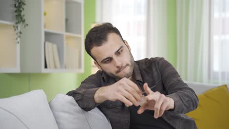 un hombre psicópata con problemas mentales.