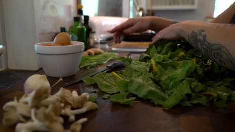 un chef termina de cortar verduras