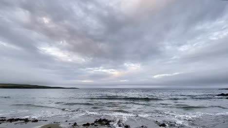 Amanecer-En-Una-Mañana-Nublada-Sobre-El-Océano-Atlántico,-Irlanda