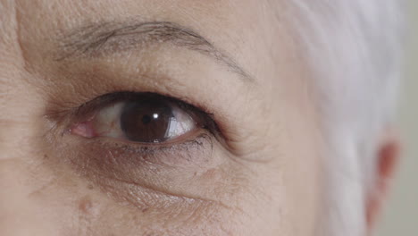 mujer india de mediana edad que se abre los ojos mirando a la cámara parpadeando pensativa mirando a la cámara vista sana