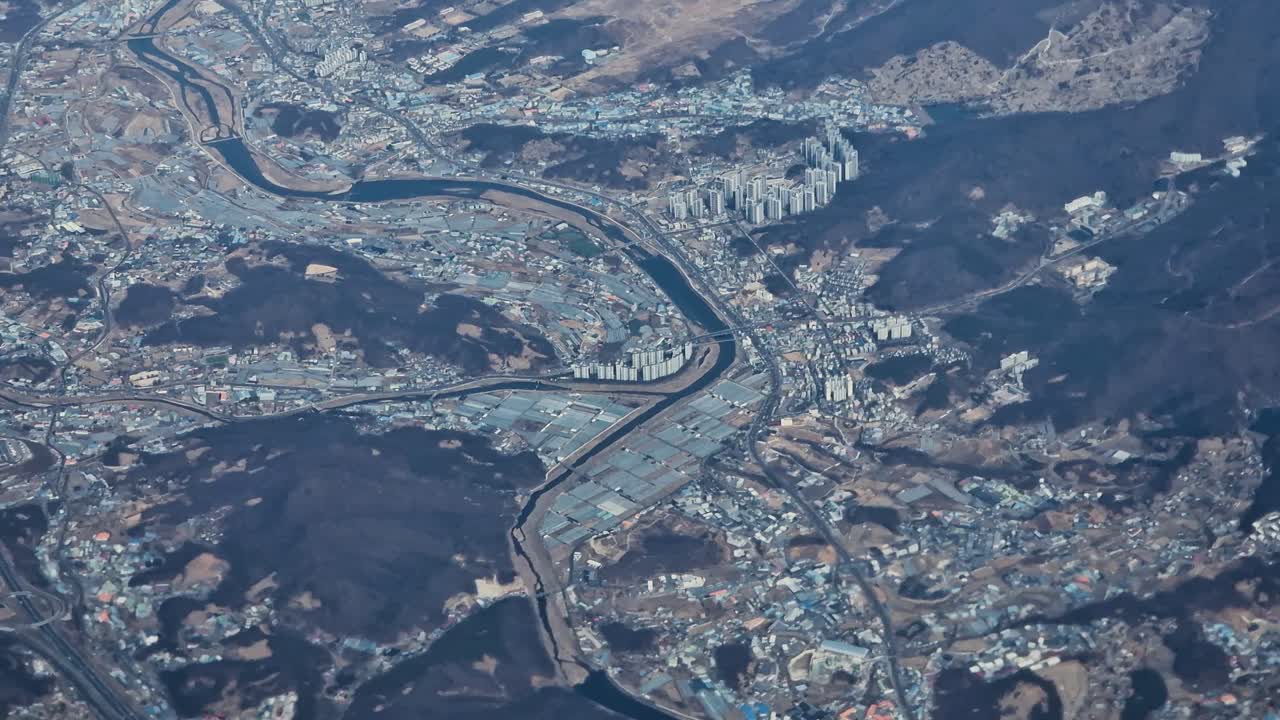 韓国ソウル郊外上空を飛行中、旅客機の窓から見た景色。