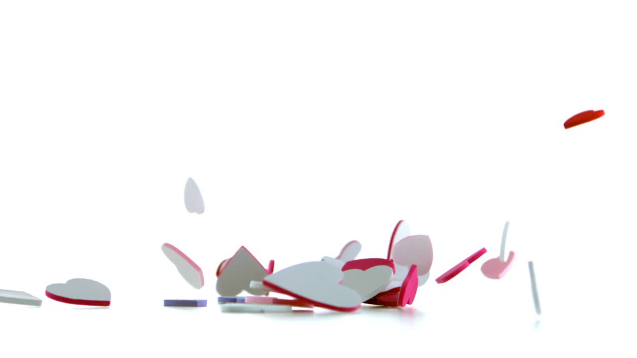 분홍색 심장 콘페티가 떨어집니다.