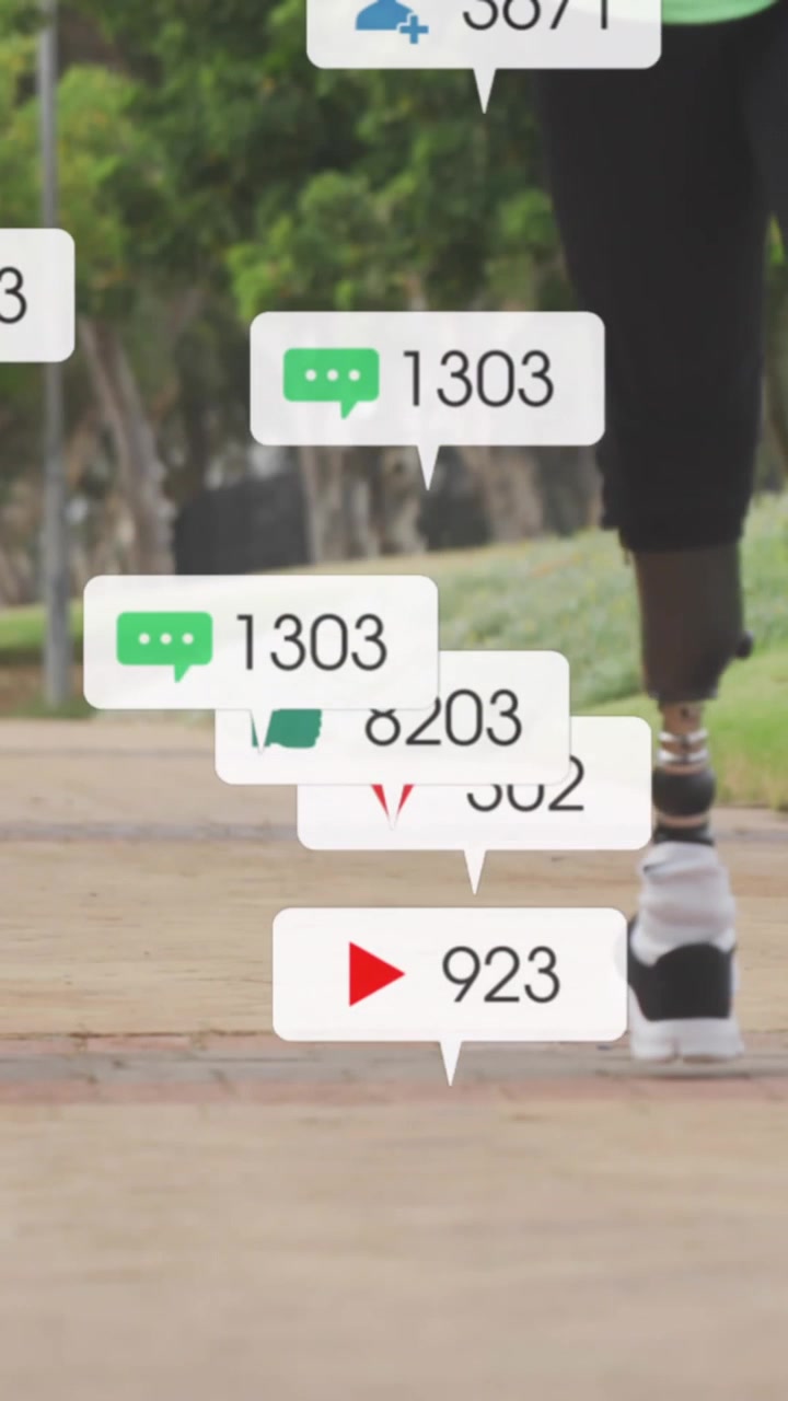 Animazione di notifiche, parte inferiore di un uomo afroamericano con protesi alla gamba che fa jogging in un parco.