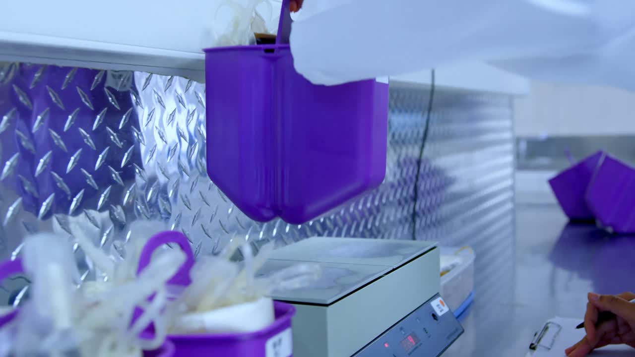 Tecnico di laboratorio che controlla il peso delle sacche di sangue 4k