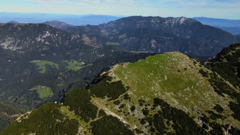 Velika-Raduha-Es-Un-Impresionante-Pico-Montañoso-En-Los-Alpes-Kamnik-savinja-De-Eslovenia,-Que-Se-Eleva-A-Una-Altitud-De-2.031-Metros