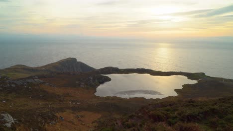 Una-Vista-Aérea-Muestra-Ovejas-Pastando-Cerca-De-Un-Estanque-De-Fairy-Glen-En-La-Isla-De-Skye-En-Escocia