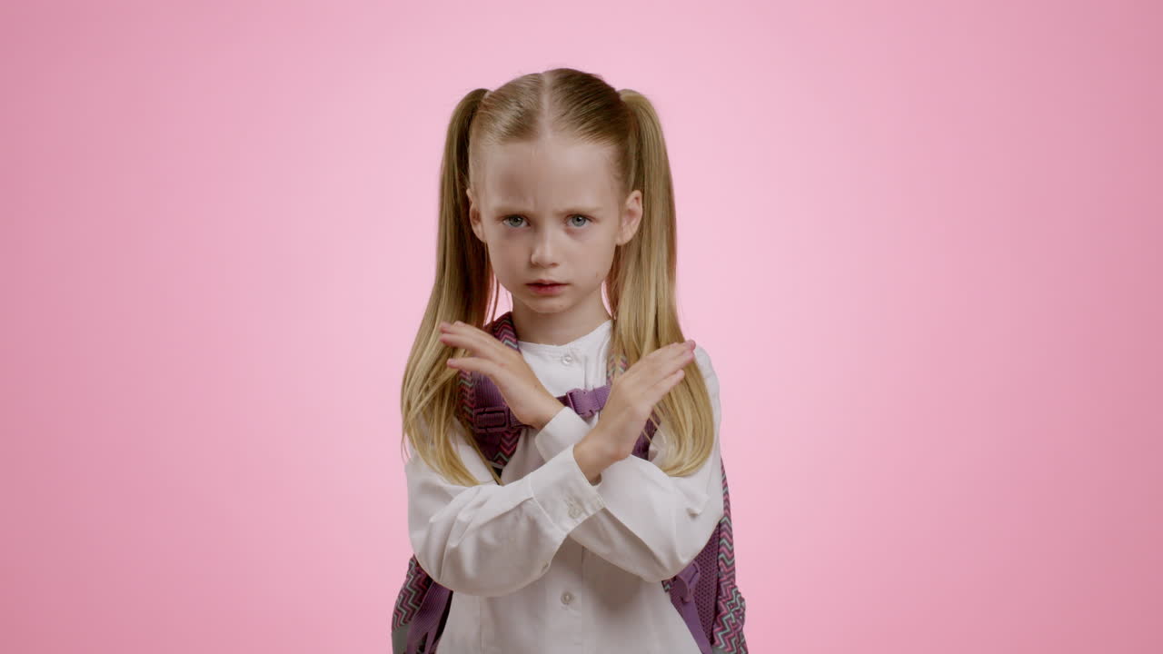 chica con los brazos cruzados