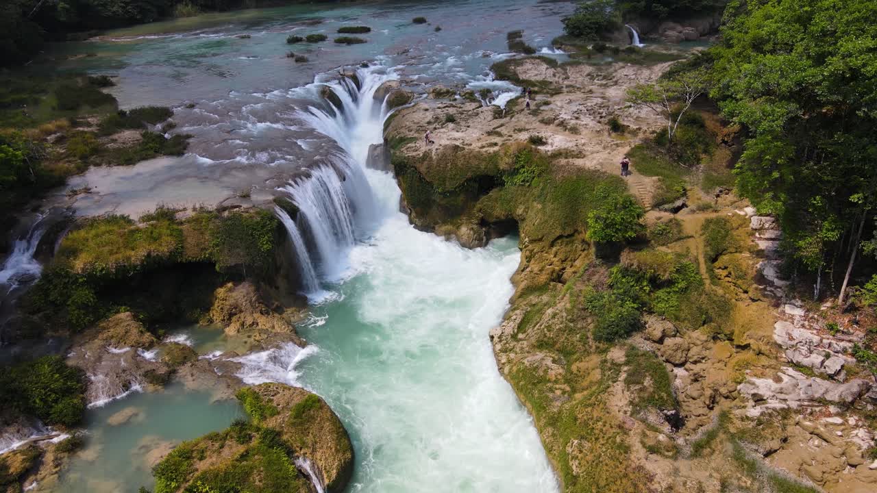 Vista aerea: bellissima cascata tropicale nella foresta pluviale del Messico, meta di viaggio.