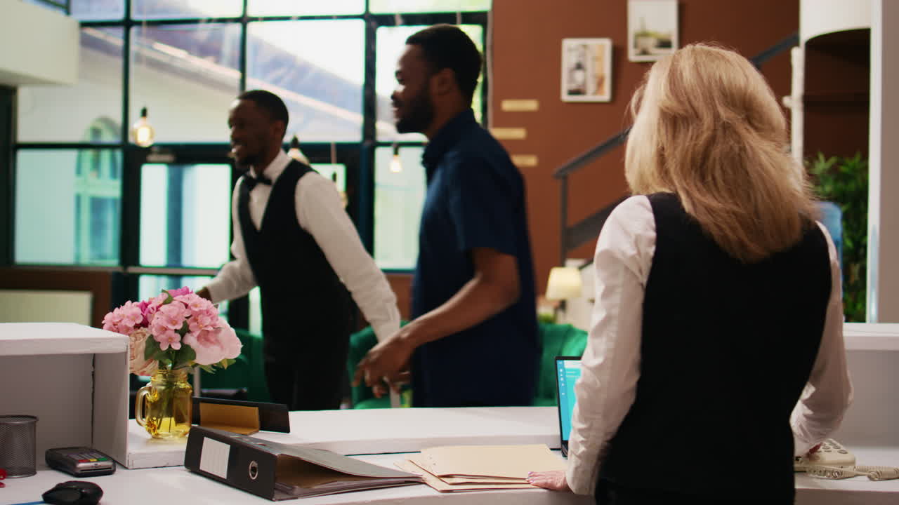 recepcionista dando la tarjeta clave de la habitación