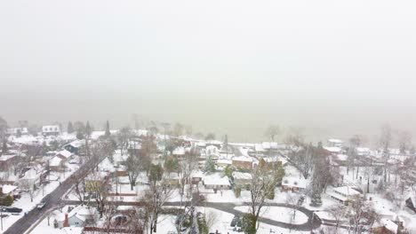 Vista-Aérea-De-La-Ciudad-De-Longueuil-Durante-La-Tormenta-De-Nieve-En-Quebec,-Canadá.