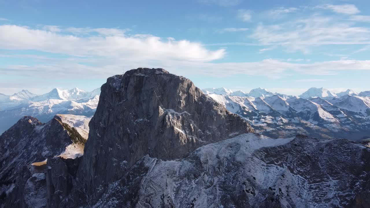 increíble vuelo con drones a través de los alpes suizos alrededor del famoso stockhorn con clima soleado, cielos azules y algunas nubes.