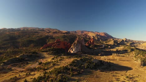 Colorado-Jardín-De-Los-Dioses-Montaña-Puesta-De-Sol-Aéreo-Pan-Shot-4k