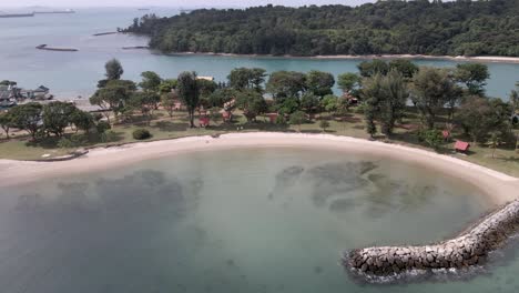 Vista-Aérea-De-La-Laguna-Prístina-En-La-Isla-Kusu,-Una-De-Las-Islas-Del-Sur-De-Singapur