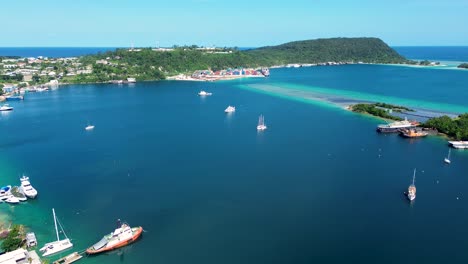 Luftdrohnenaufnahme-Der-Hafenbucht-Von-Port-Vila-Mit-Yachten,-Segelbooten-In-Klaren-Tropischen-Gewässern,-Urlaubsort,-Reisetourismus,-Pazifische-Inseln,-Vanuatu-4k