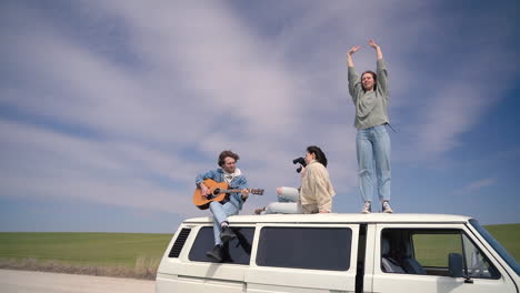 Un-Grupo-De-Adolescentes-En-Una-Caravana-En-Un-Camino-Perdido-En-Medio-Del-Campo-1