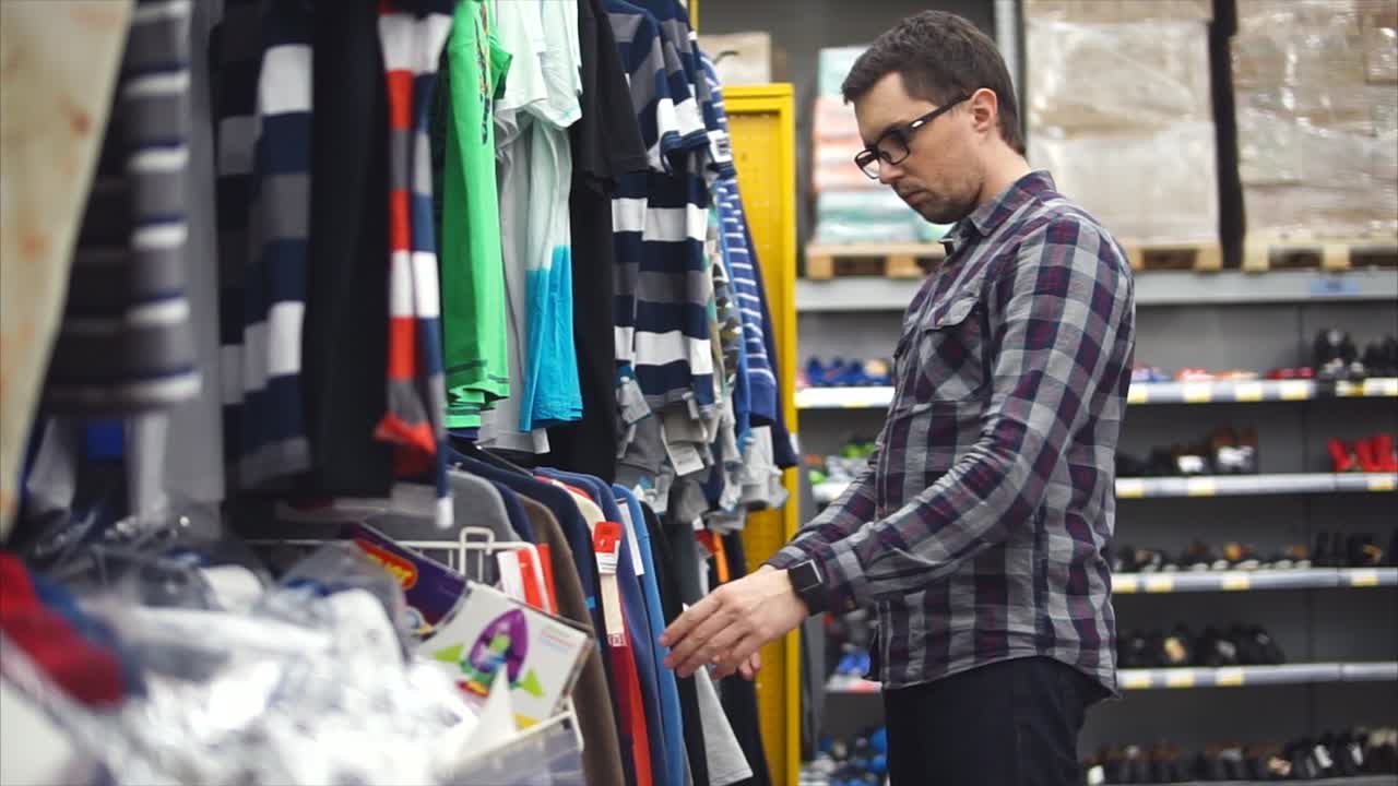 Uomo che compra vestiti in un negozio