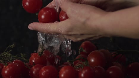 Primer-Plano-De-Las-Manos-Enjuagando-Tomates-Cherry-Ricos-En-Nutrientes-Bajo-Agua-Limpia