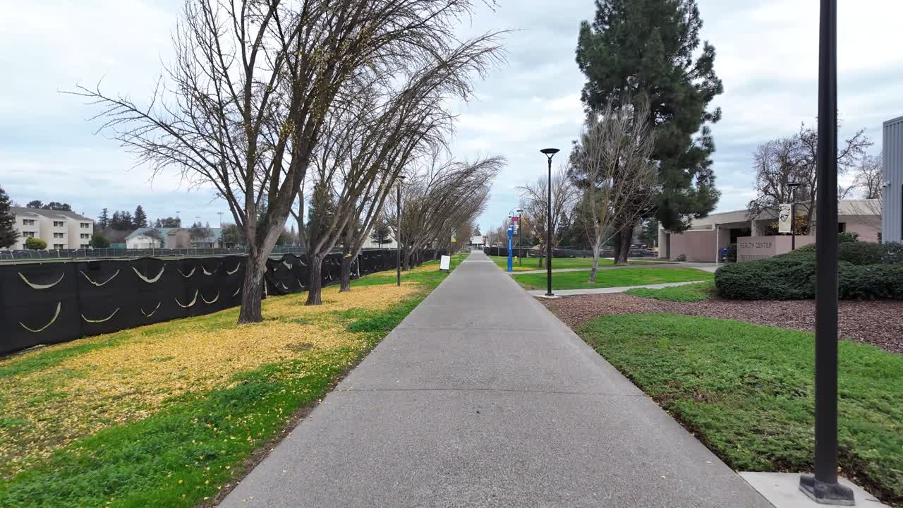 Este recorrido a pie por Stanislaus State se centra en las texturas y el diseño del campus, desde los caminos de hormigón hasta los céspedes, capturando el ritmo cotidiano de la vida estudiantil.