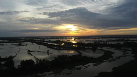 Vista-Aérea-Del-Colorido-Amanecer-Del-Delta-Del-Mekong-Sobre-Tierras-Agrícolas-Y-Vías-Fluviales-En-Vietnam-1