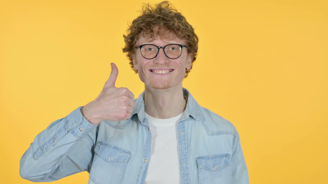 엄지손가락을 올린 은 머리 젊은이, 노란색 배경