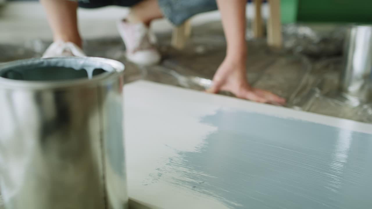 브러시 페인팅과 오래된 가구의 세부 비디오.