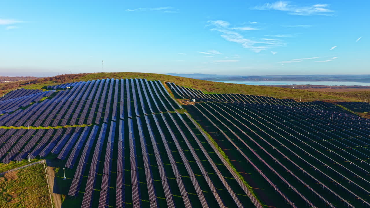 Solbeskinnede marker indfanger energi på en solskinsdag på landet under en klar, blå himmel