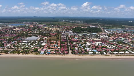 vista aérea de kourou frente a la playa con los barrios. guayana francesa