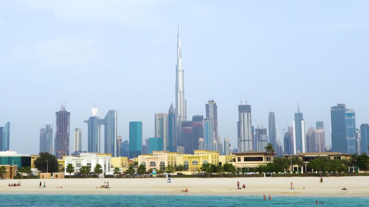 Paesaggio di moderni grattacieli nella lussuosa città di Dubai negli Emirati Arabi Uniti.