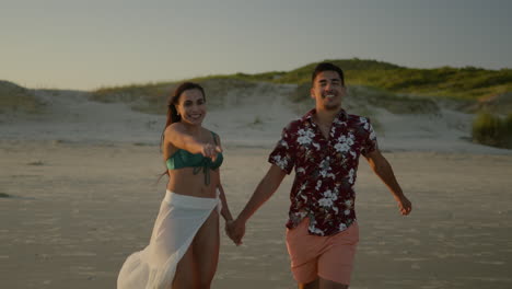 una pareja linda caminando por la playa.