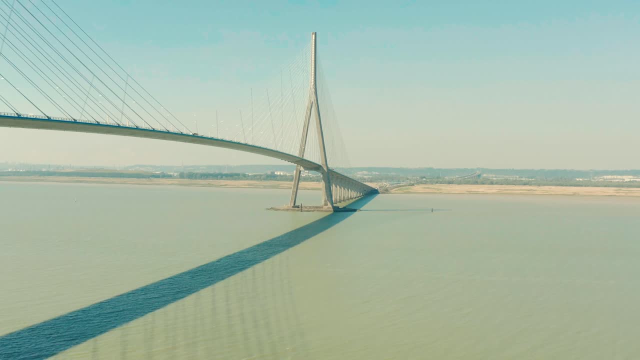 세느강 위의 프랑스 노르망디 현수교