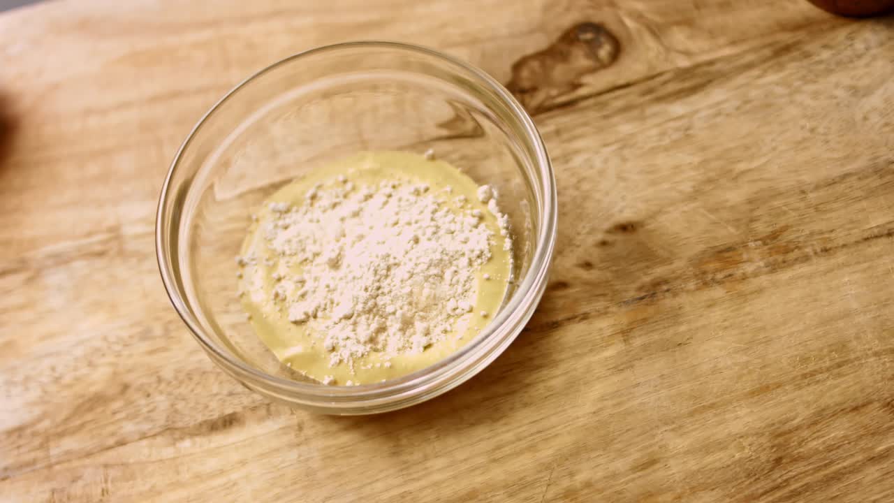 마스터드에 은 마늘을 추가합니다. 4k 영상 촬영 비디오 레시피