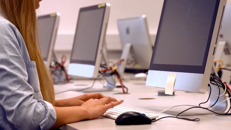 estudante feliz a trabalhar num computador
