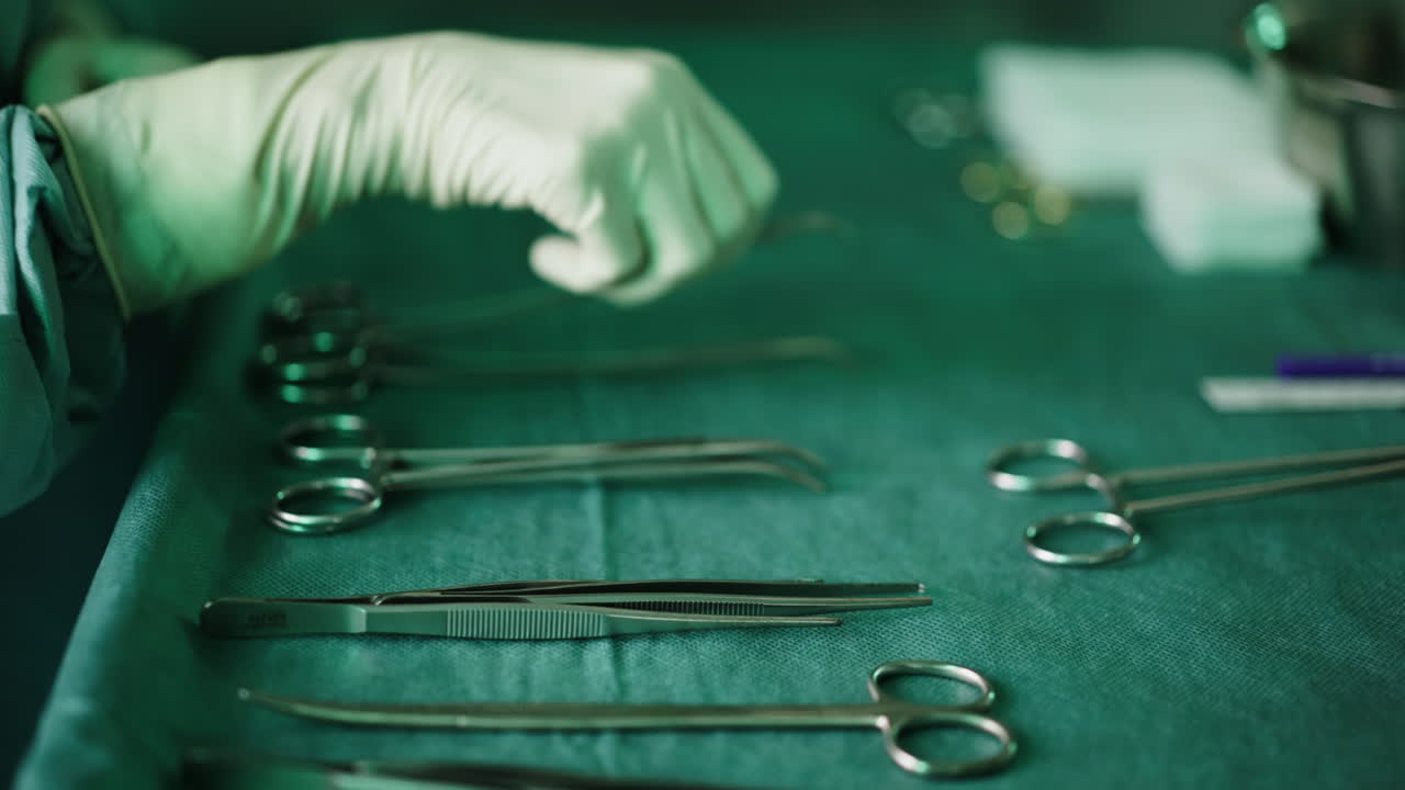 instrumentos quirúrgicos en un campo estéril