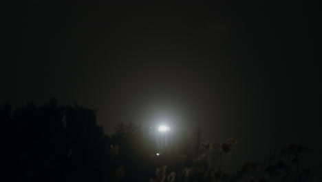 luz brillante en la niebla de la noche