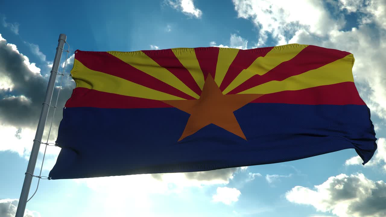bandera de arizona en un asta de bandera ondeando en el viento en el cielo. estado de arizona en los estados unidos de américa