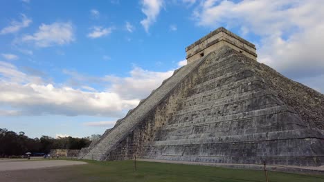 Pirámide-Que-Se-Eleva-Con-Orgullo-Contra-El-Telón-De-Fondo-De-Un-Cielo-Increíblemente-Azul,-La-Intrincada-Arquitectura-Y-Los-Misterios-Que-Se-Encuentran-Dentro-De-Esta-Obra-Maestra-Arqueológica