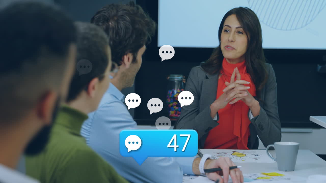 animación de iconos digitales y procesamiento de datos sobre diversas personas de negocios en la oficina