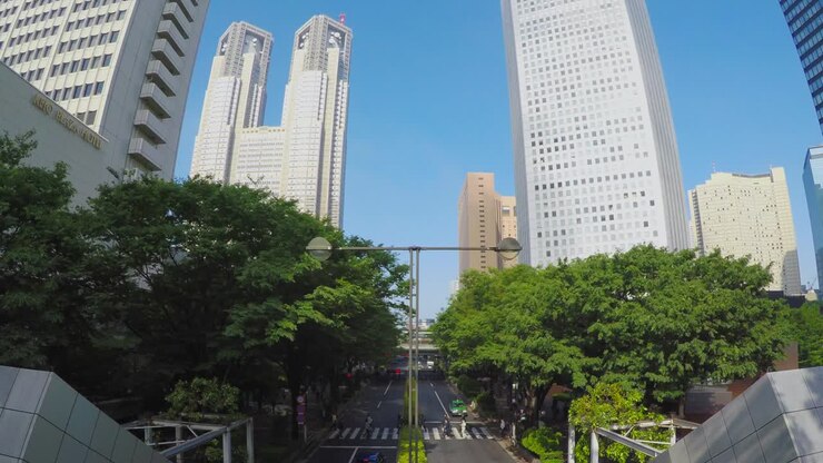Trânsito matinal no distrito de Shinjuku, Tóquio, Japão