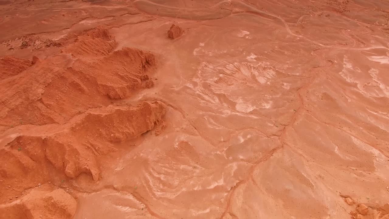 vuelo sobre el escarpado desierto de dunas de arena en mongolia.