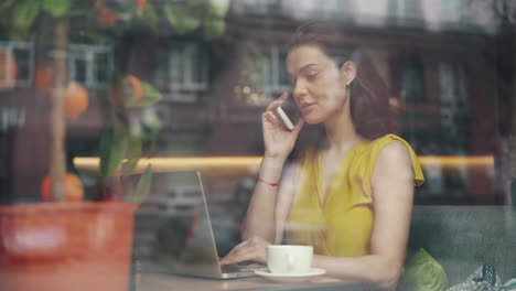 mujer trabajando en un café