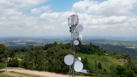vista de drones de la máscara de telecomunicaciones de la pequeña aldea de la ciudad de áfrica west pokot kenia áfrica
