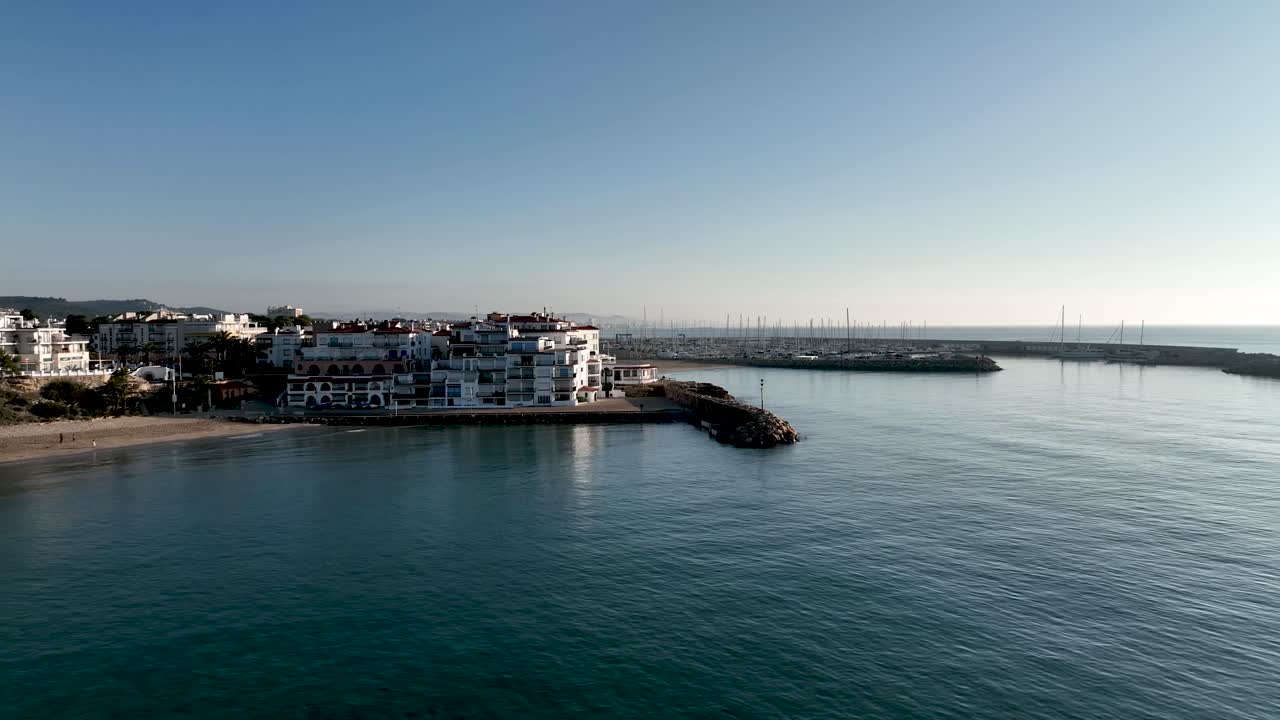 una toma aérea acercándose a un resort en la costa dorada, españa