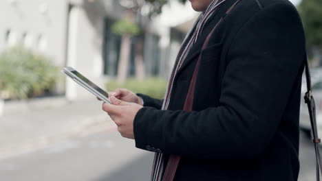 ciudad, tableta y manos de persona corporativa escribiendo