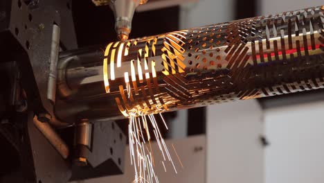 la découpe laser cnc du métal, une technologie industrielle moderne.