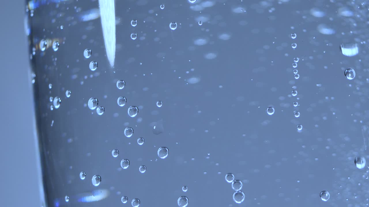 기포가 물 위에서 솟아오른다.