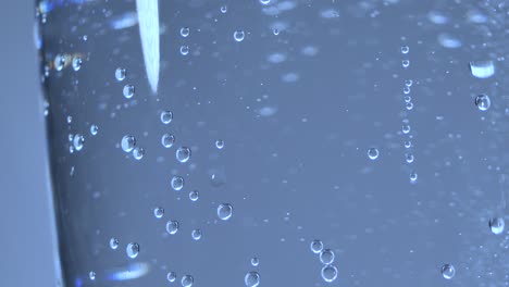 las burbujas de aire se elevan desde la parte superior del agua