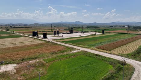 grandes tanques de petróleo llenos de diésel cerca de tierras de cultivo
