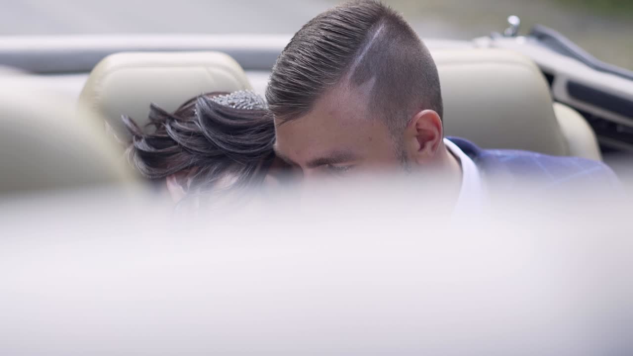 약혼자의 어깨에 눈을 감고 있는 느린 영상 젊은 신부